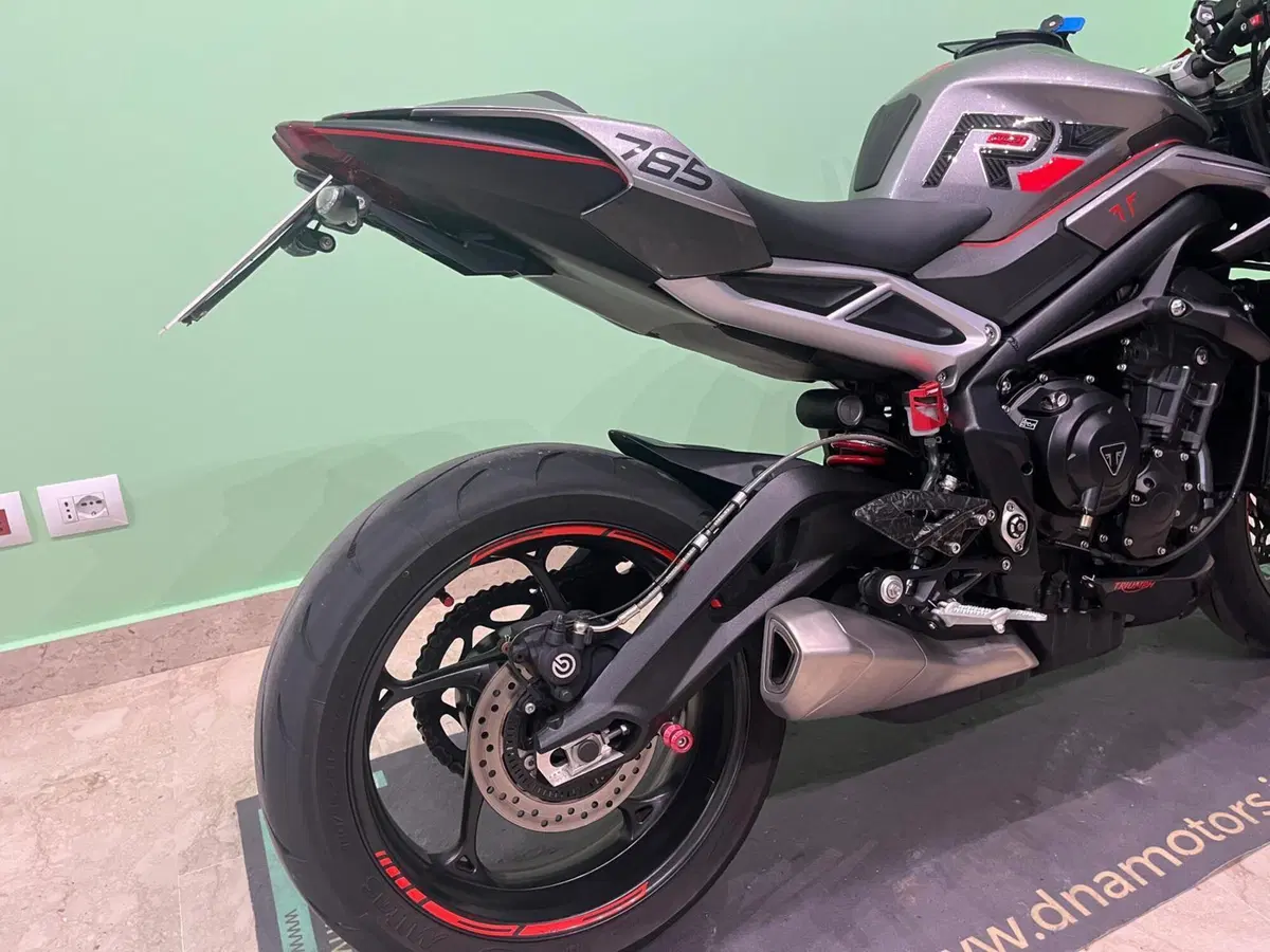 Triumph Street Triple 765 R (2023 - 26) (11)