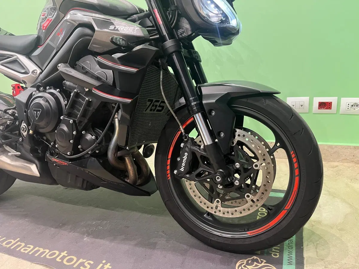 Triumph Street Triple 765 R (2023 - 26) (14)