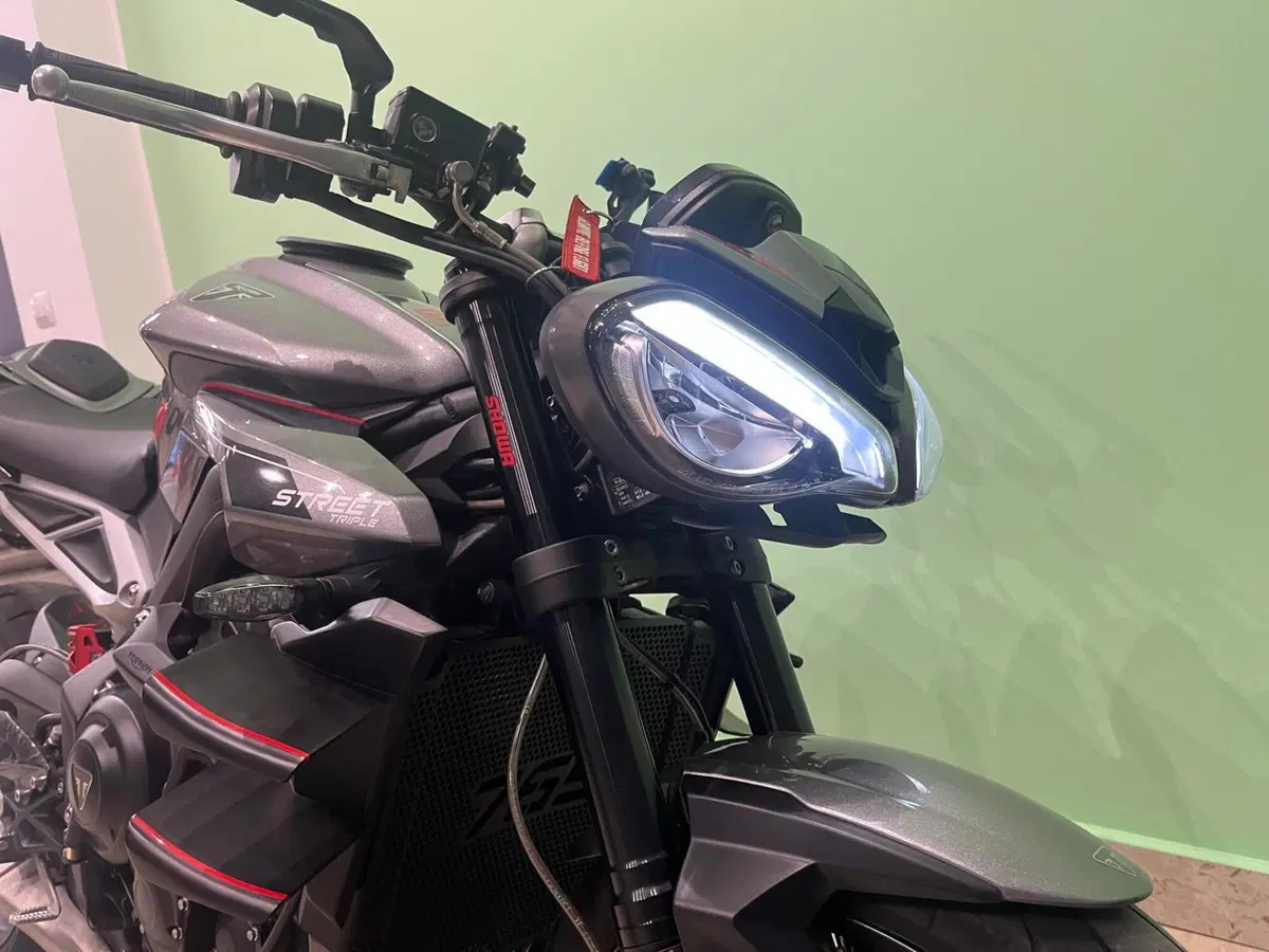 Triumph Street Triple 765 R (2023 - 26) (15)