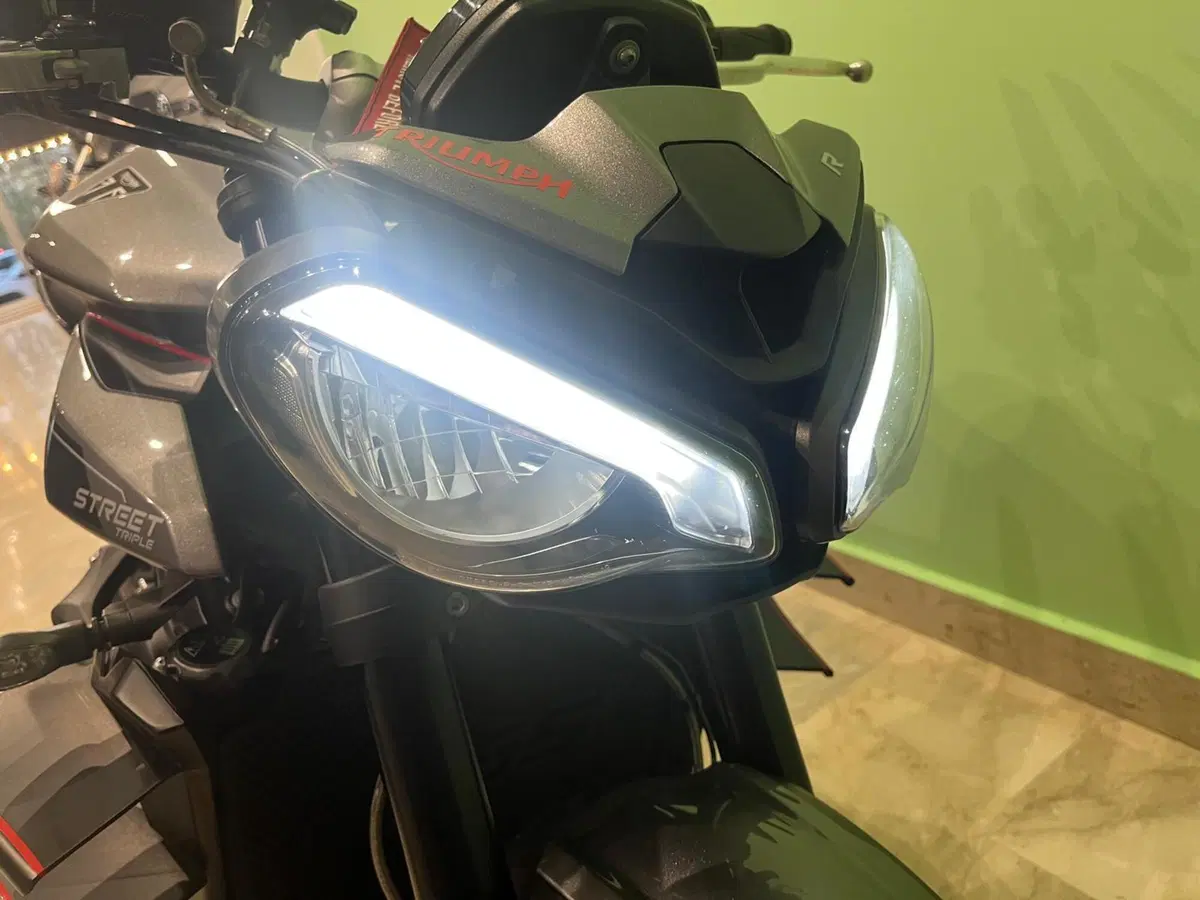 Triumph Street Triple 765 R (2023 - 26) (16)