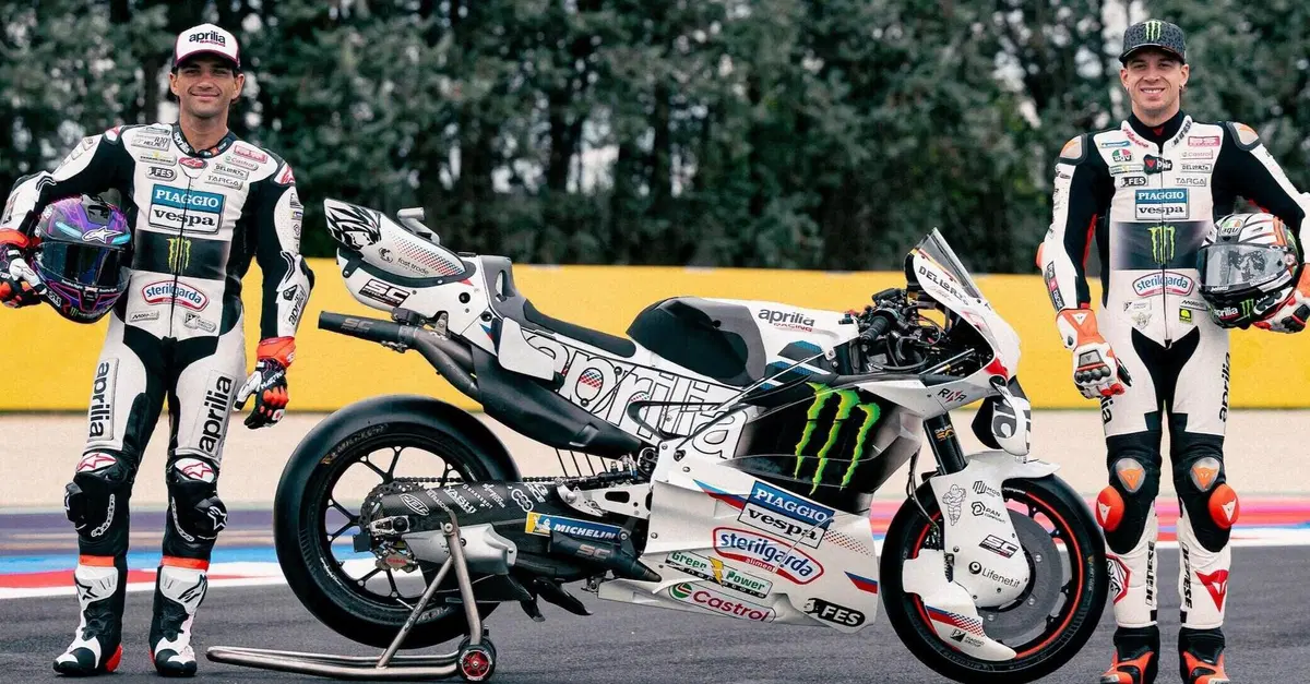 MotoGP 2026. GP di San Marino a Misano. Aprilia con livrea bianca: omaggio a Gilles Villeneuve e agli 80 anni di Vespa Piaggio