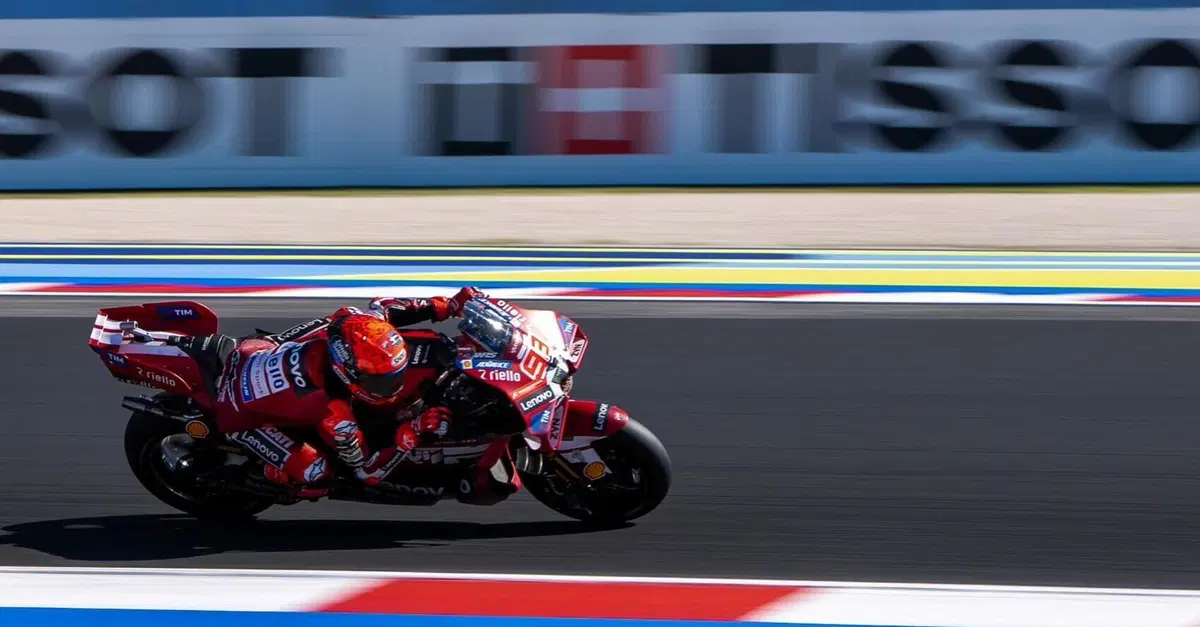 MotoGP 2026. GP di San Marino a Misano. Marco Bezzecchi parte bene, ma cade subito! Marc Márquez ringrazia e va a vincere! [CLASSIFICA e VIDEO]