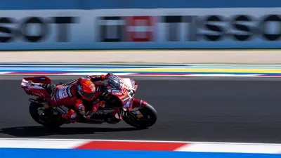 MotoGP 2026. GP di San Marino a Misano. Marco Bezzecchi parte bene, ma cade subito! Marc Márquez ringrazia e va a vincere! [CLASSIFICA e VIDEO]
