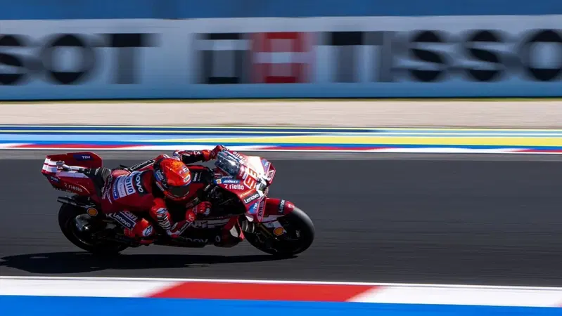 MotoGP 2026. GP di San Marino a Misano. Marco Bezzecchi parte bene, ma cade subito! Marc Márquez ringrazia e va a vincere! [CLASSIFICA e VIDEO]