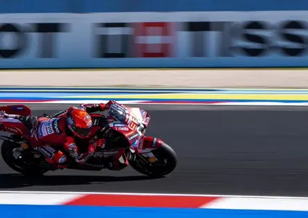 Bezzecchi parte bene, ma cade subito! Márquez ringrazia e va a vincere! [CLASSIFICA e VIDEO]