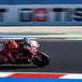 MotoGP 2026. GP di San Marino a Misano. Marco Bezzecchi parte bene, ma cade subito! Marc Márquez ringrazia e va a vincere! [CLASSIFICA e VIDEO]