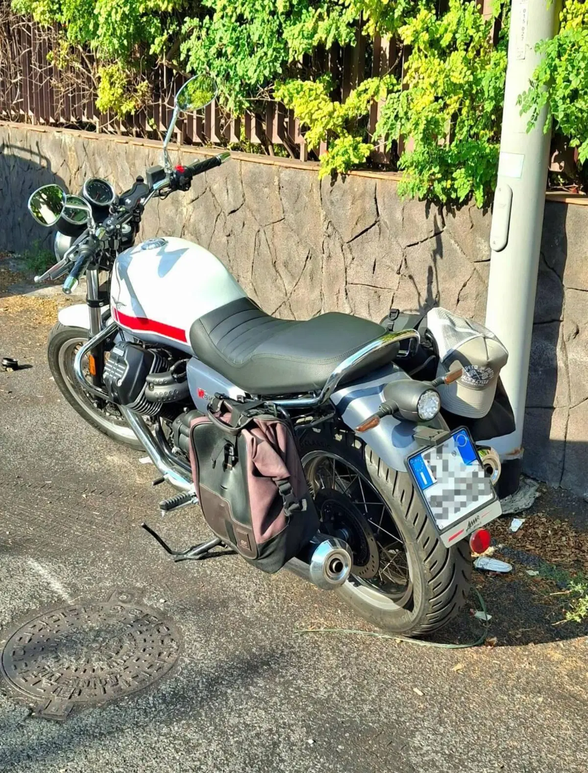 Moto Guzzi V7 Stone Special Edition (2022 - 25) (2)