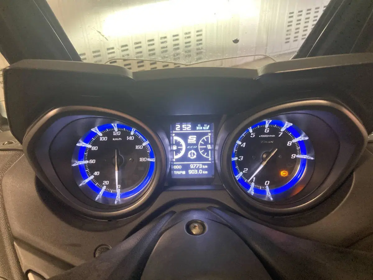 Yamaha T-Max 560 Tech Max (2021) (2)