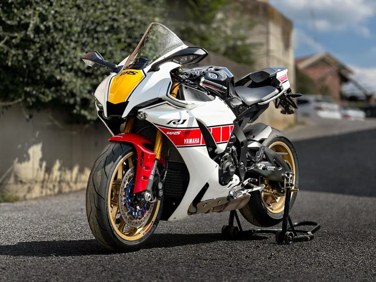 Yamaha YZF R1 World GP 60th Anniversary (2022 - 23) (2)