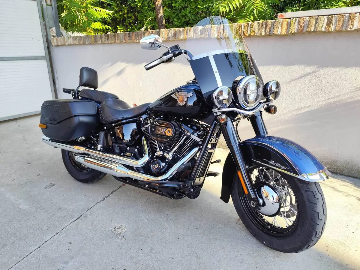 Harley-Davidson 114 Heritage Classic (2018 - 20) - FLHCS (2)