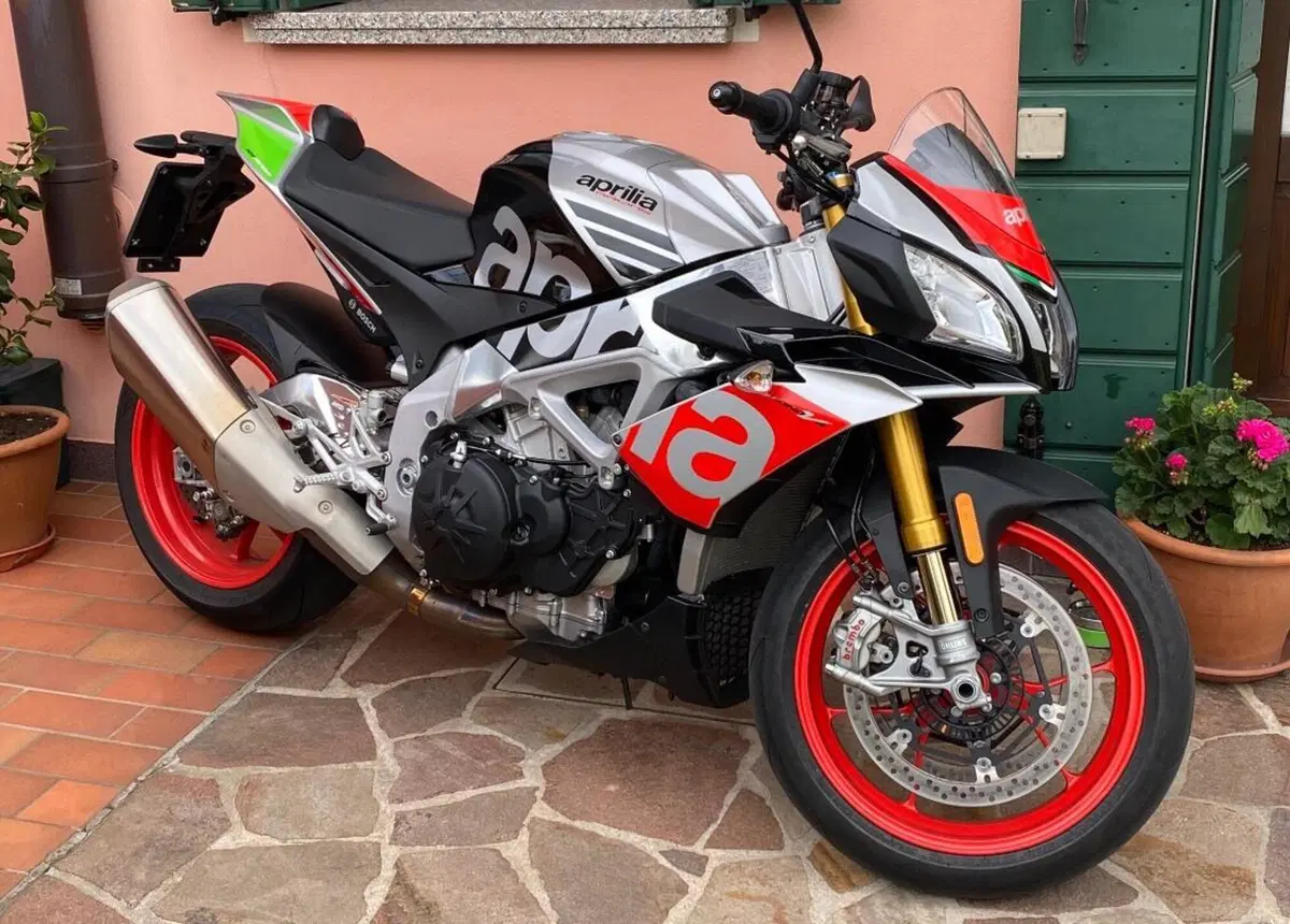 Aprilia Tuono V4 Factory (2017 - 18) (4)