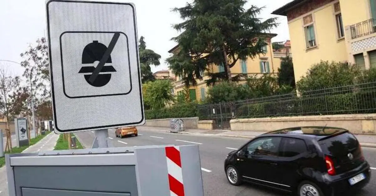 Cecina, botto nella notte: salta in aria un autovelox