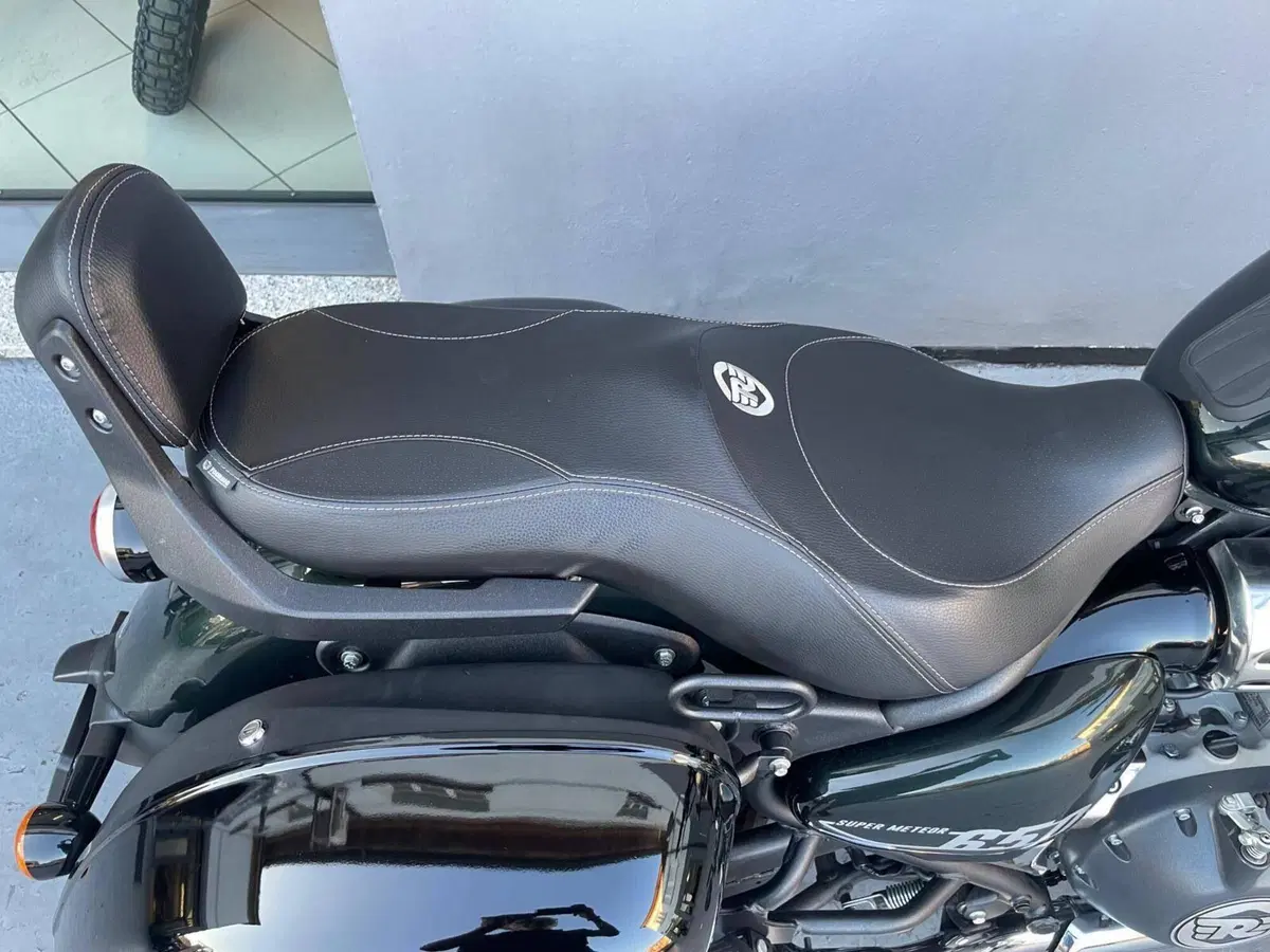 Royal Enfield Super Meteor 650 (2023 - 26) (3)
