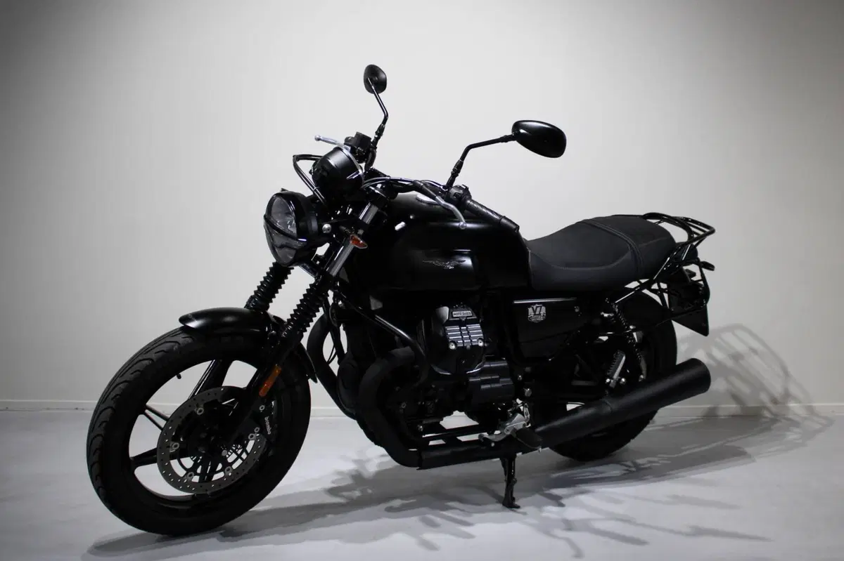 Moto Guzzi V7 Stone (2021 - 24) (3)