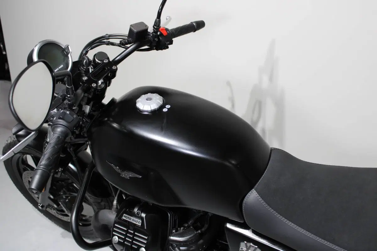 Moto Guzzi V7 Stone (2021 - 24) (5)