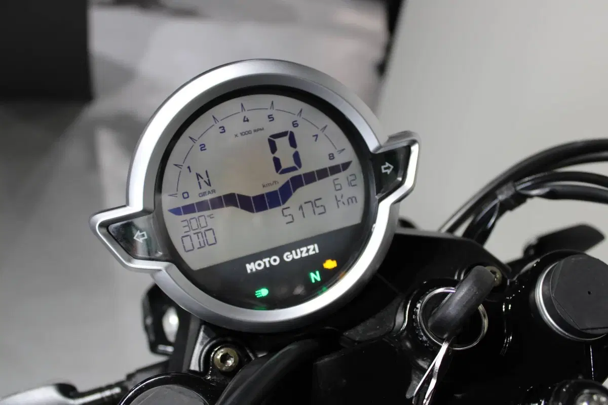 Moto Guzzi V7 Stone (2021 - 24) (6)