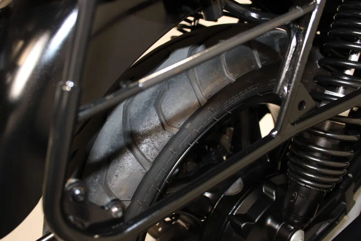 Moto Guzzi V7 Stone (2021 - 24) (7)