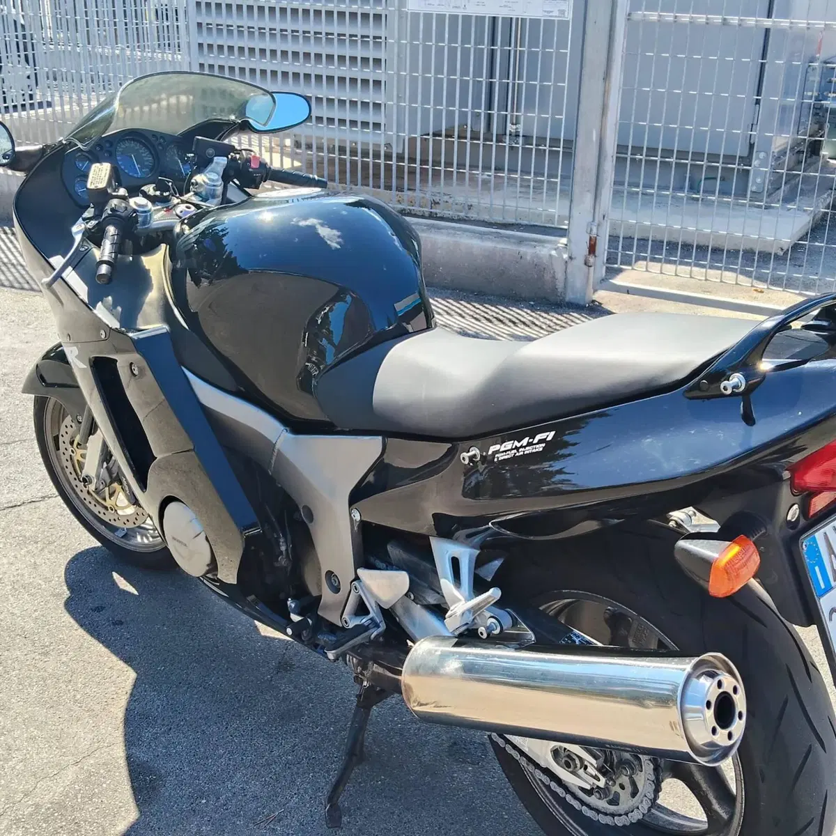 Honda CBR 1100 XX Superblackbird (1999 - 00) (2)