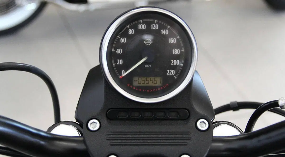Harley-Davidson 883 Iron (2017 - 20) - XL 883N (8)