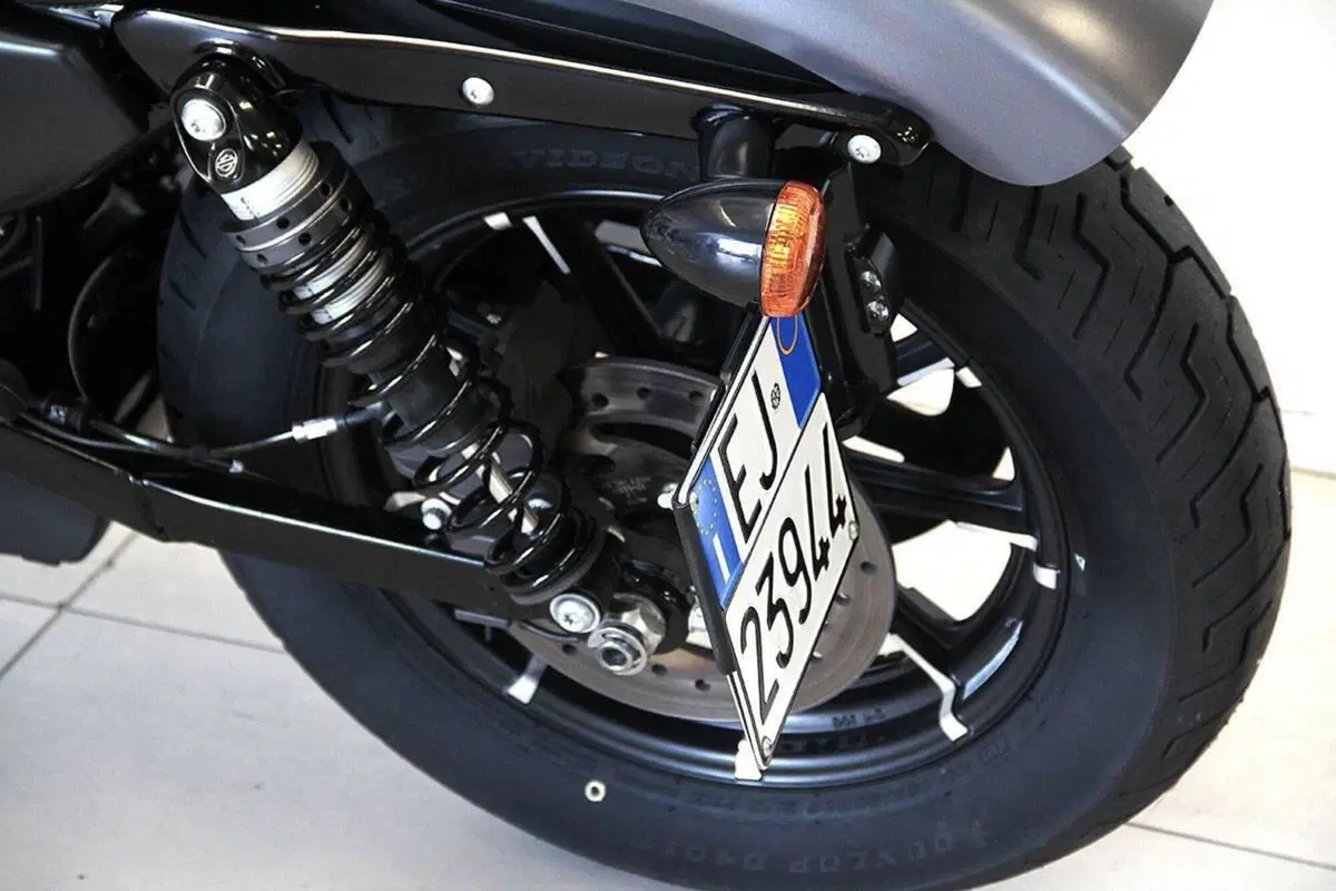 Harley-Davidson 883 Iron (2017 - 20) - XL 883N (12)