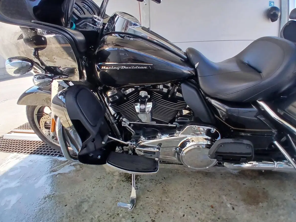 Harley-Davidson 107 Road Glide Ultra (2017 - 18) - FLTRU (2)