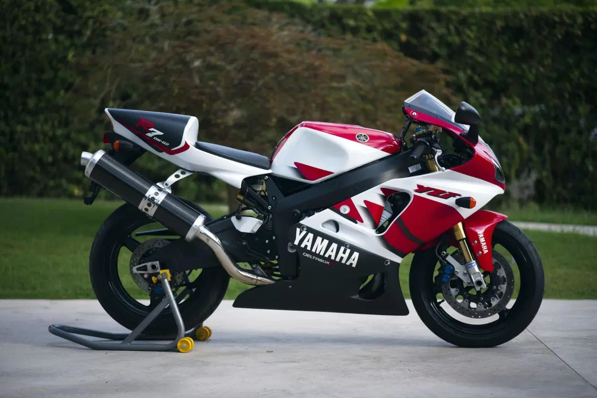 Yamaha YZF 750 R7 (4)