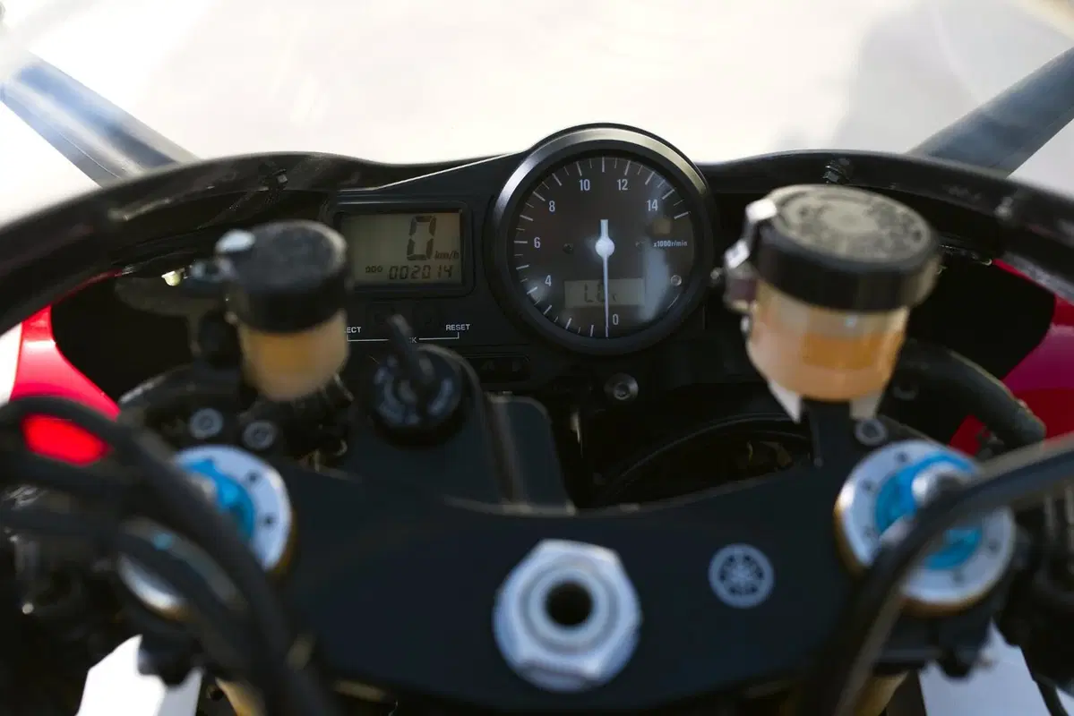 Yamaha YZF 750 R7 (5)