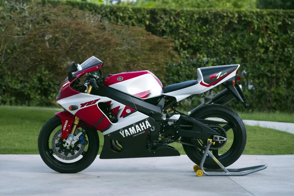 Yamaha YZF 750 R7 (3)