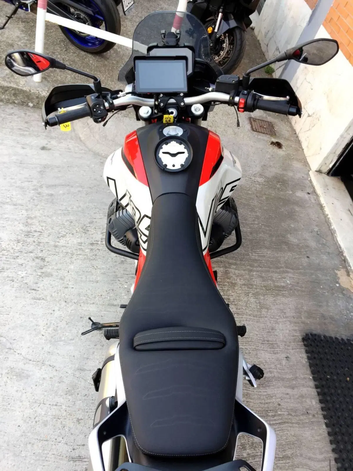 Moto Guzzi V85 TT (2024 - 26) (9)