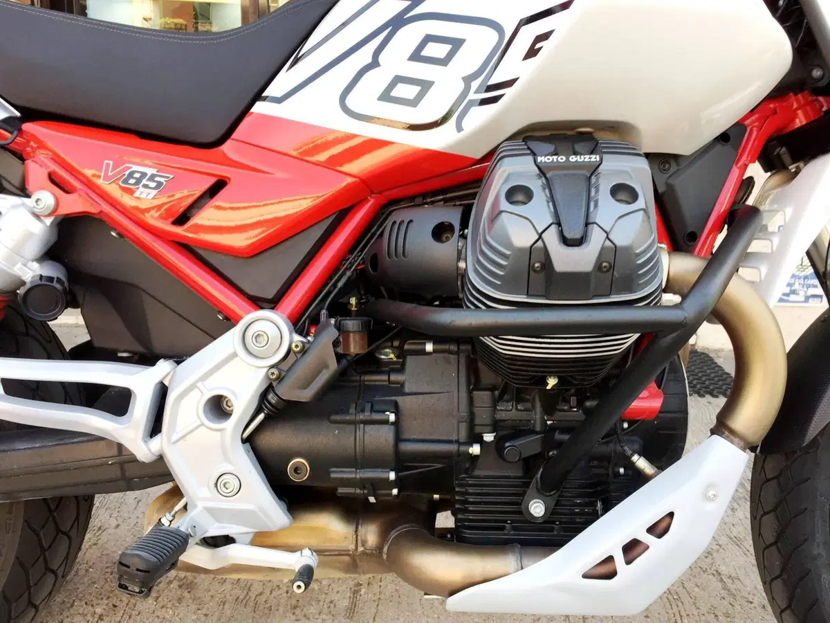 Moto Guzzi V85 TT (2024 - 26) (15)