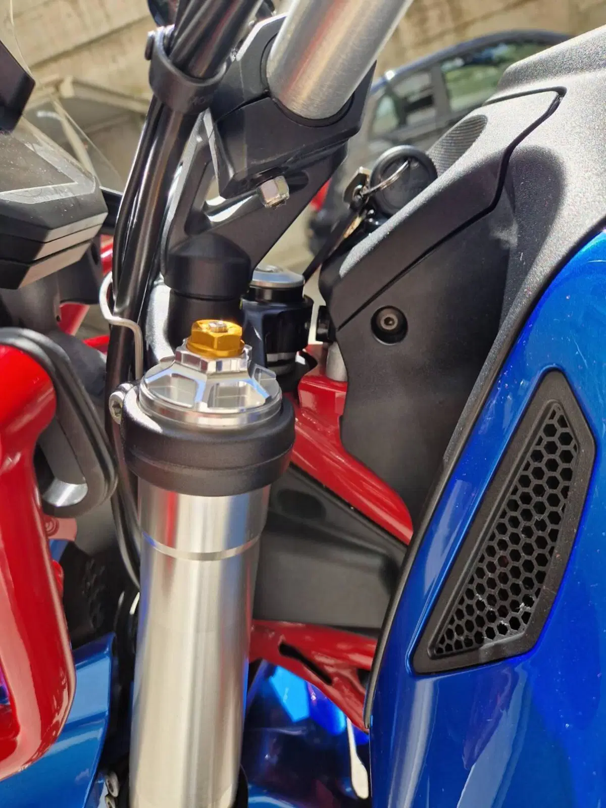 Moto Guzzi V85 TT Evocative Graphics (2021 - 23) (2)