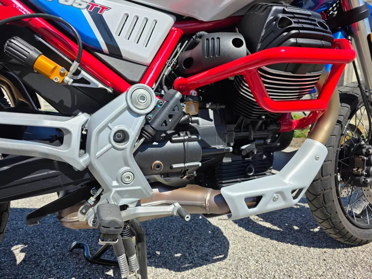 Moto Guzzi V85 TT Evocative Graphics (2021 - 23) (4)