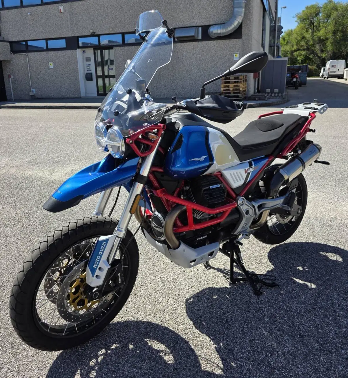 Moto Guzzi V85 TT Evocative Graphics (2021 - 23) (6)