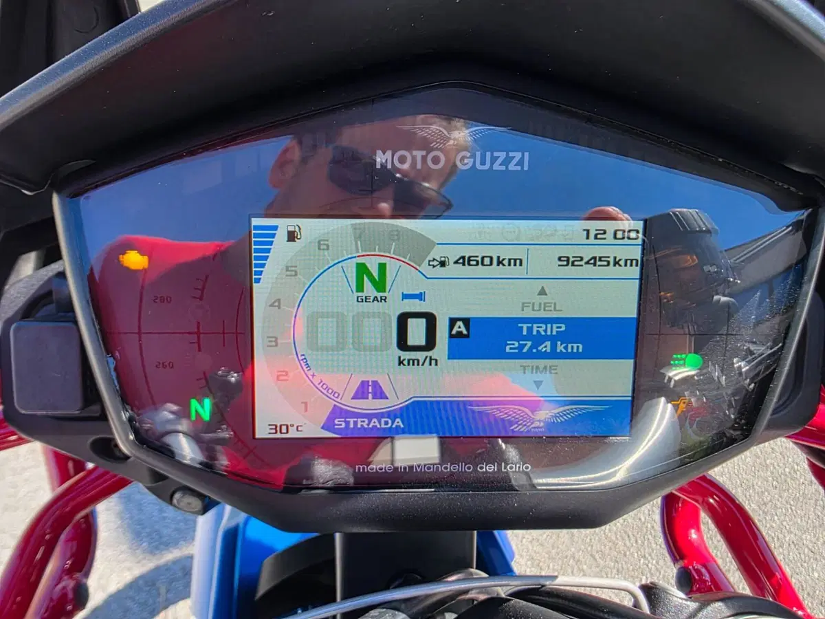 Moto Guzzi V85 TT Evocative Graphics (2021 - 23) (7)