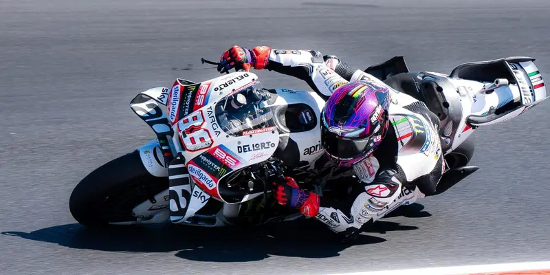 Martín con l'Aprilia (livrea speciale omaggio Villeneuve 1981 e Vespa Piaggio) a Misano nel 2026