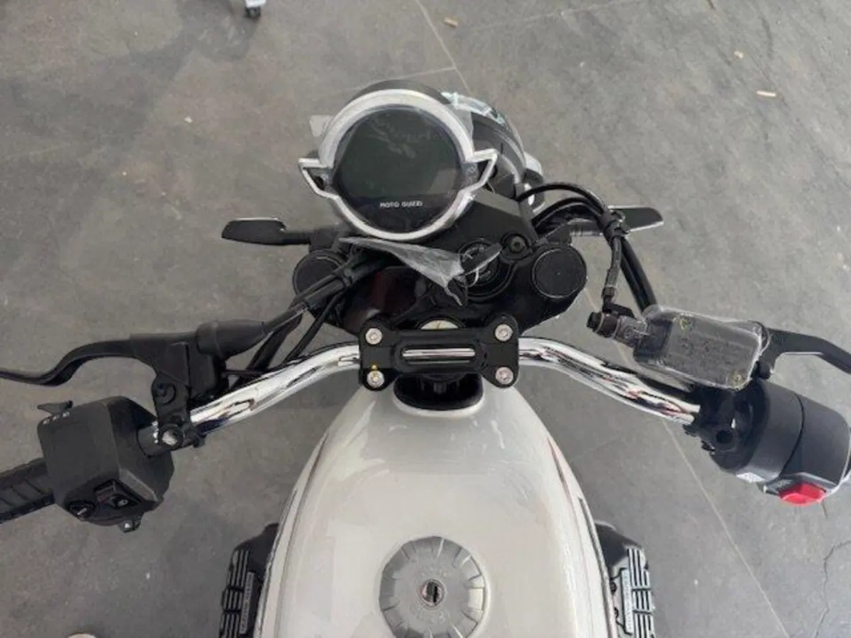 Moto Guzzi V7 Special (2025 - 26) (4)