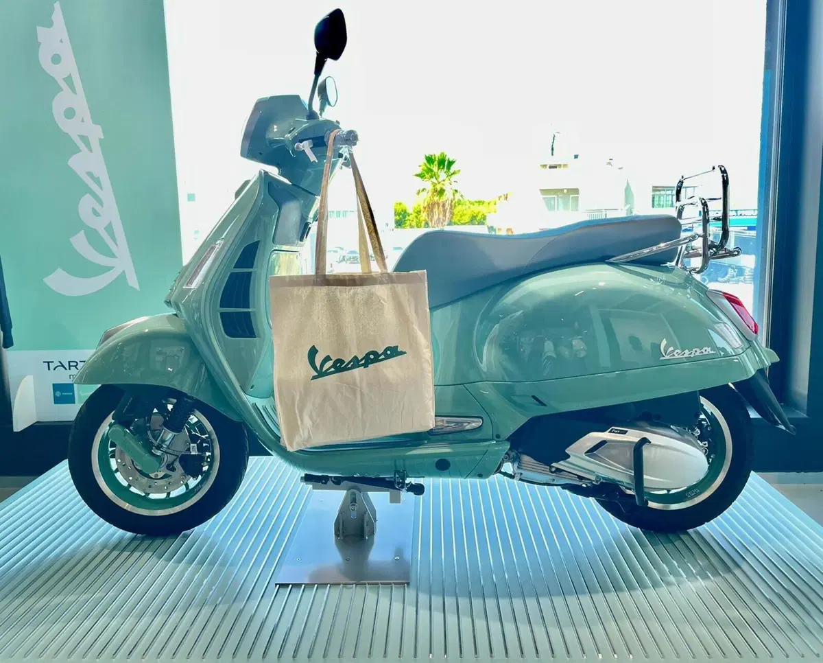 Vespa GTS 310 80th (2026) (2)