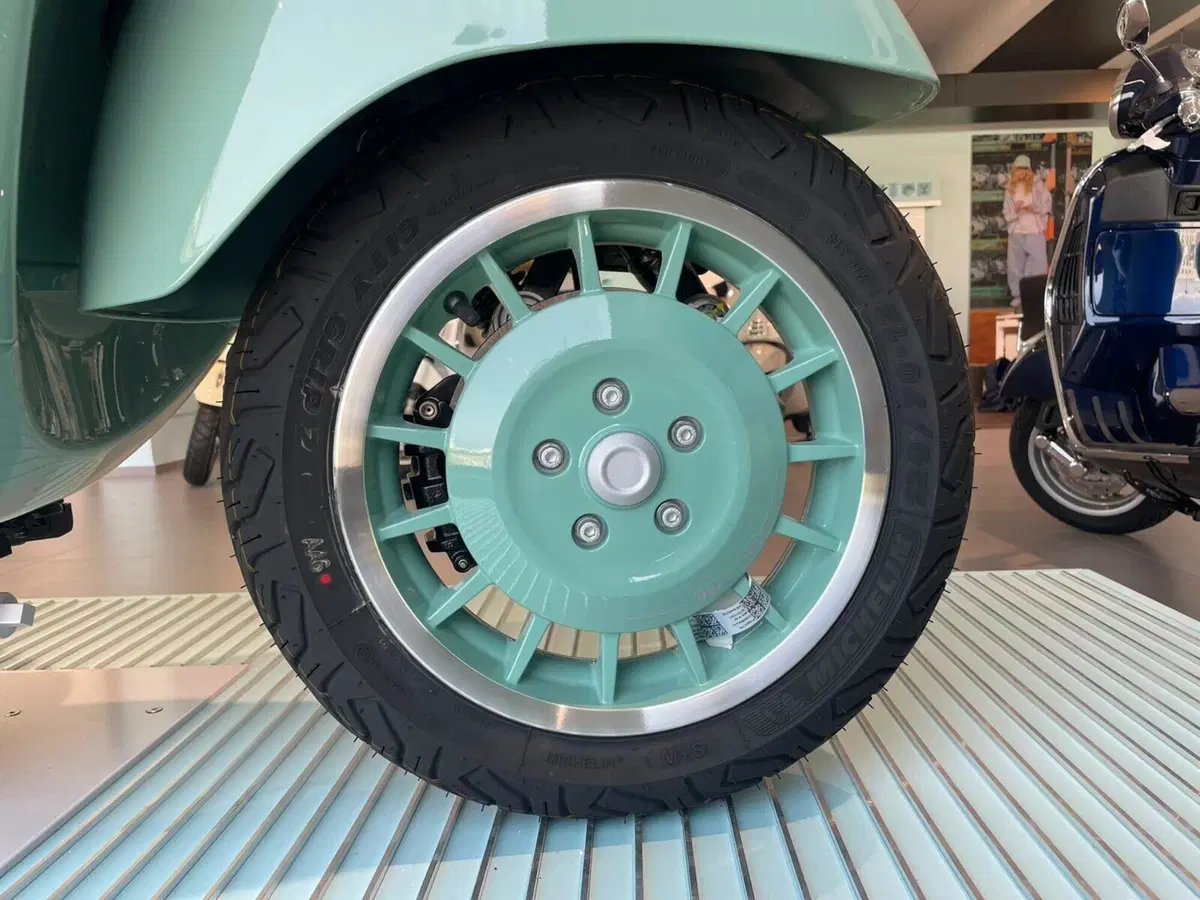 Vespa GTS 310 80th (2026) (3)