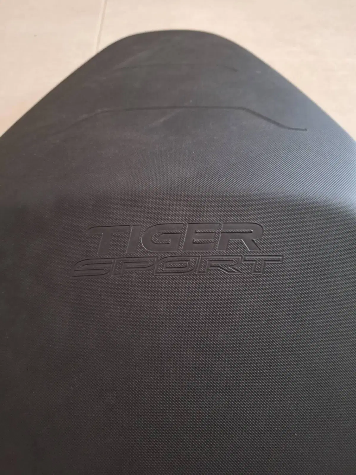 Sella ribassata per moto Triumph (2)