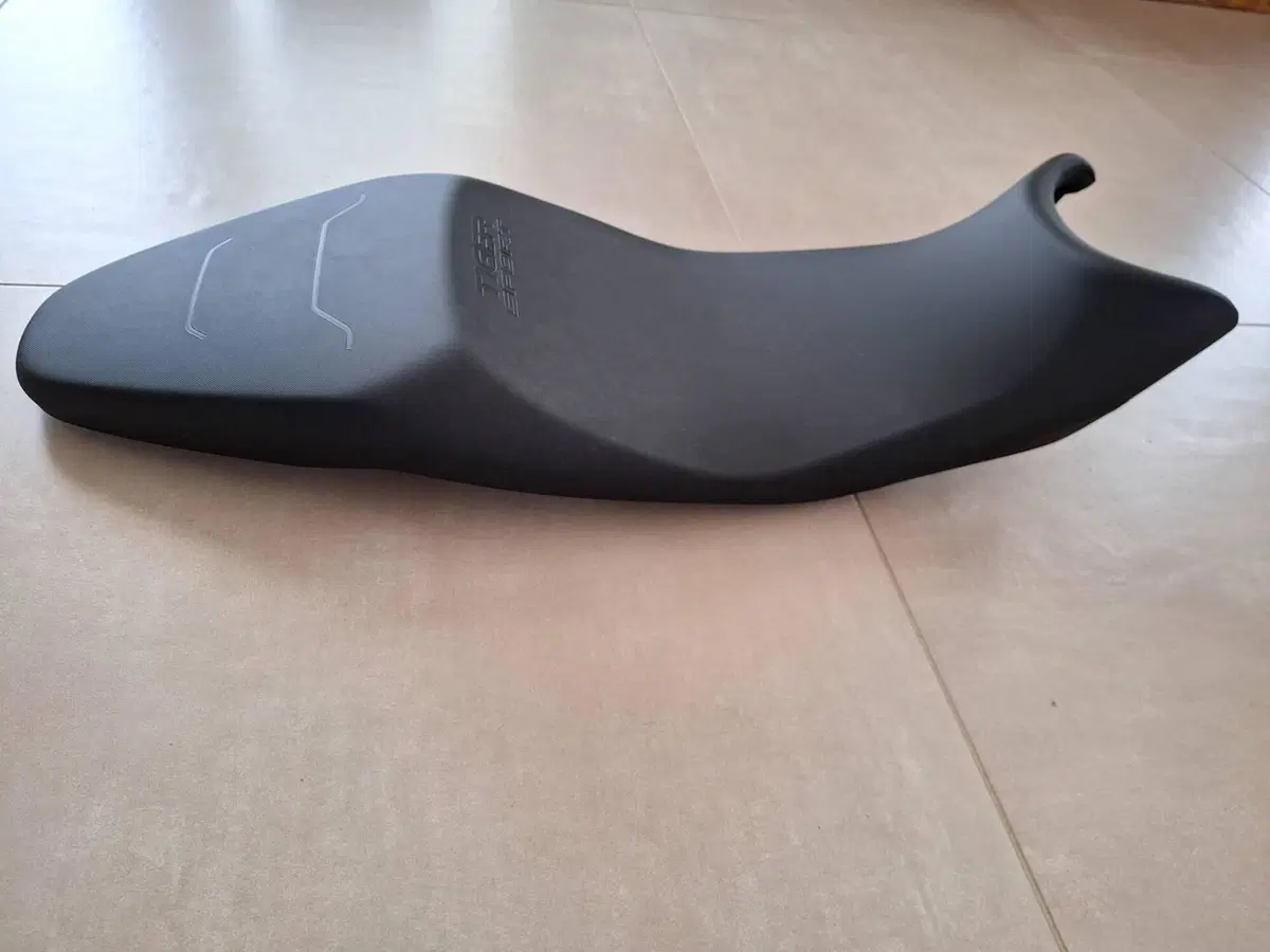 Sella ribassata per moto Triumph (3)