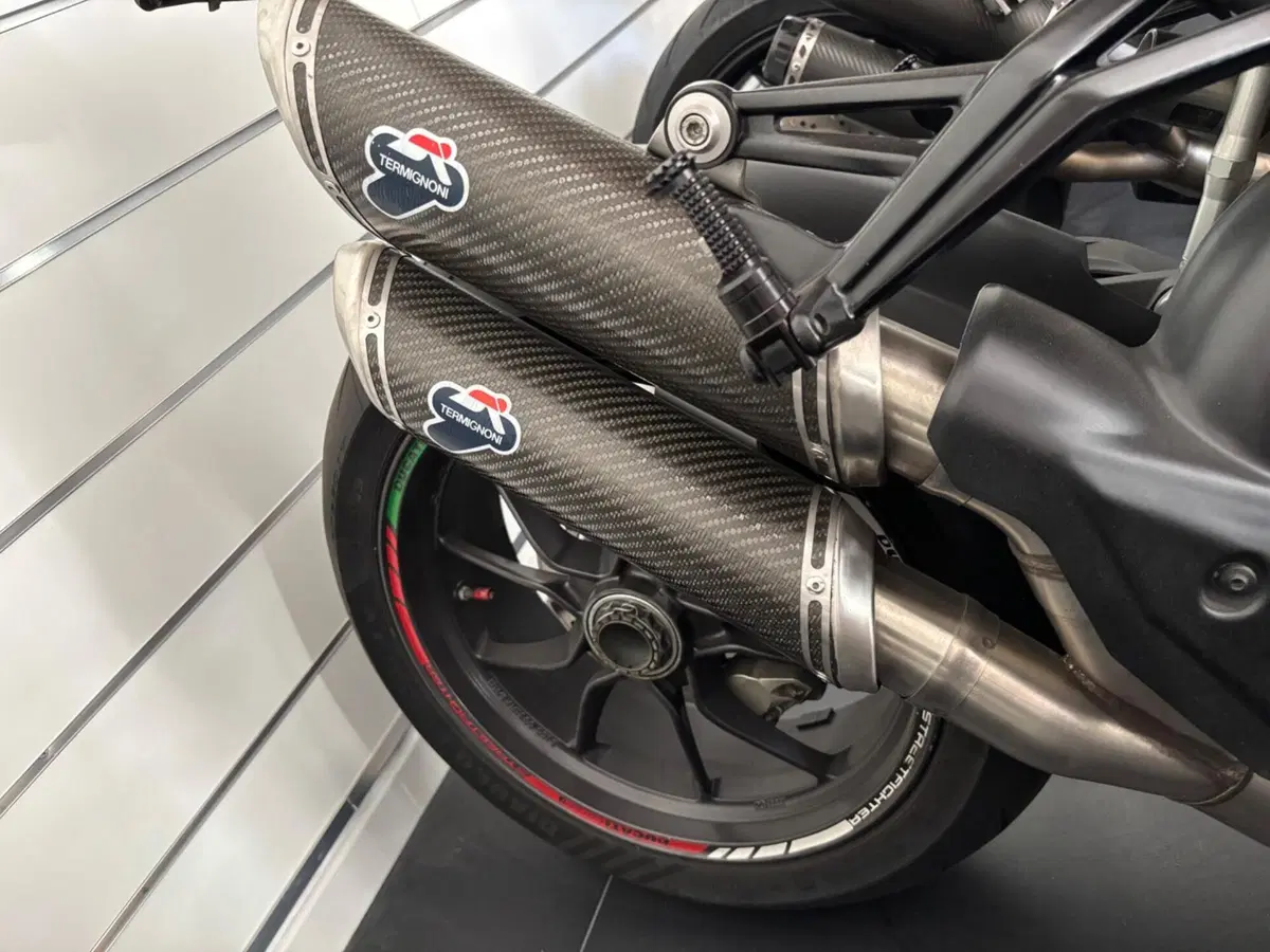 Ducati Streetfighter (2009 - 12) (6)