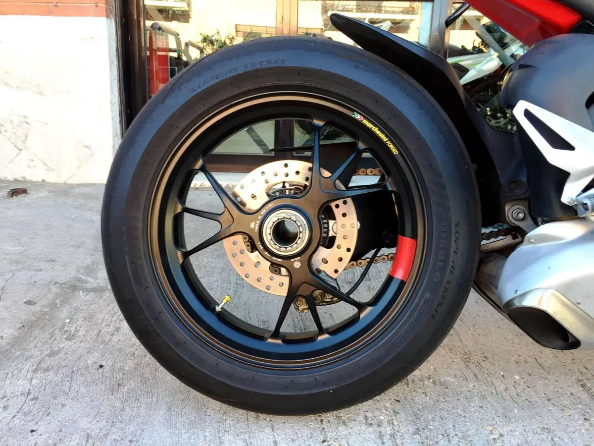 Ducati Panigale V4 S 1100 (2021) (14)