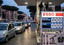 Benzina e gasolio gratis a Roma: la protesta contro il caro carburanti