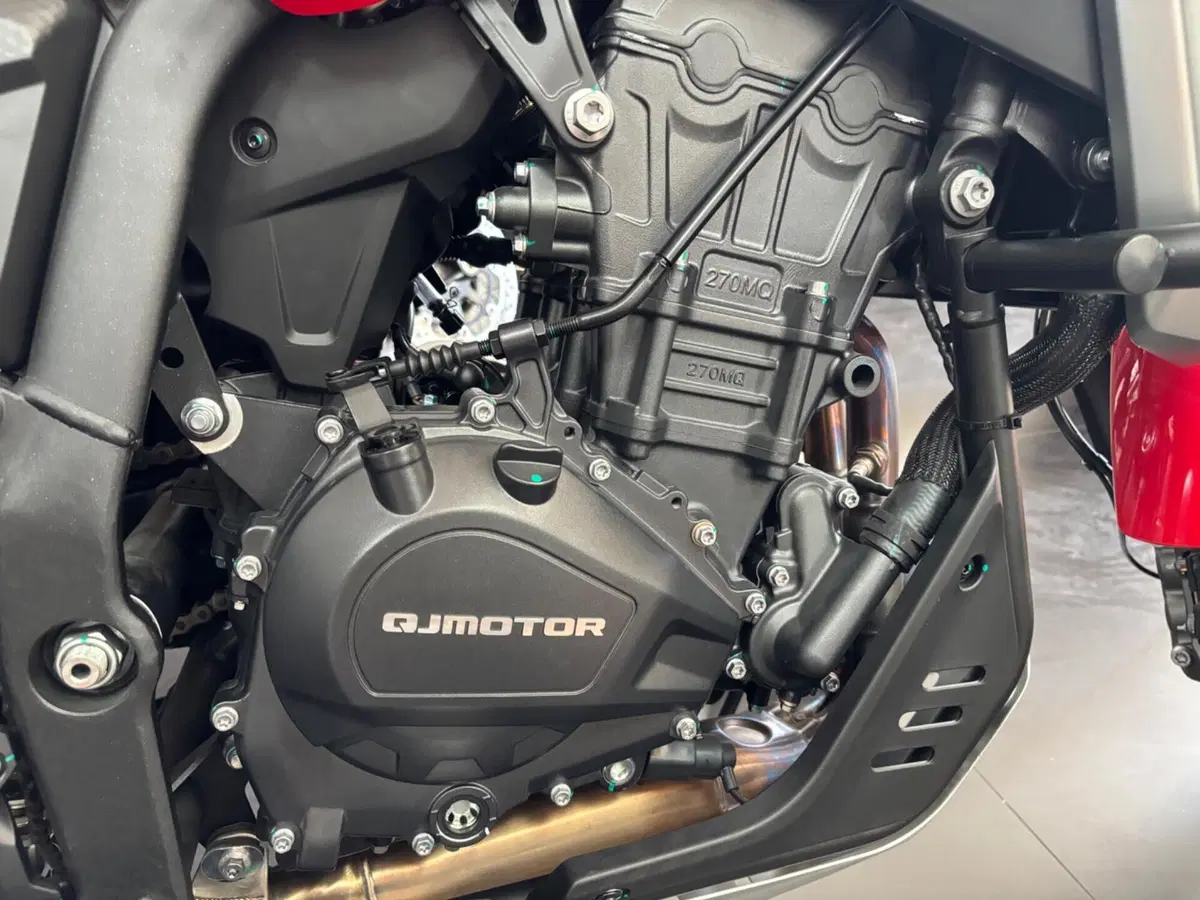 QJ Motor SRT 450 RX (2026) (9)