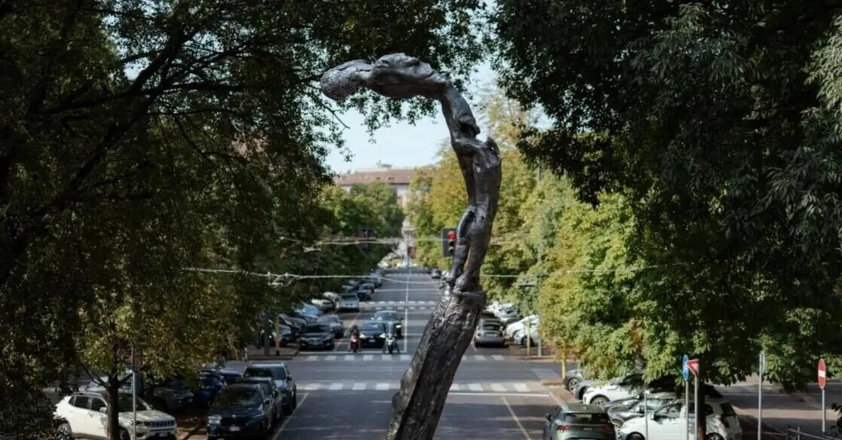 Svelata a Milano 'Le Pieghe', la scultura ispirata a Luca Salvadori [VIDEO]