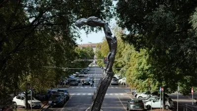 Svelata a Milano 'Le Pieghe', la scultura ispirata a Luca Salvadori [VIDEO]