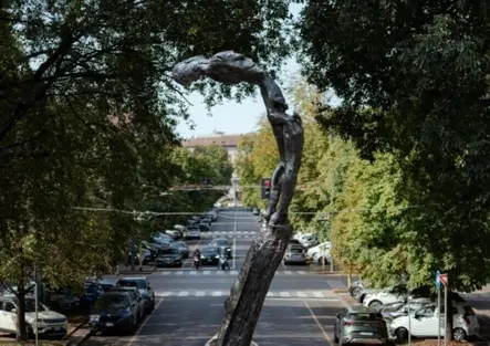 Svelata a Milano Le Pieghe, la scultura ispirata a Luca Salvadori [VIDEO]