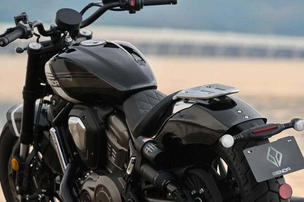 BENDA Rock 707: la cruiser che si abbassa da sola e non ha bisogno della frizione (15)