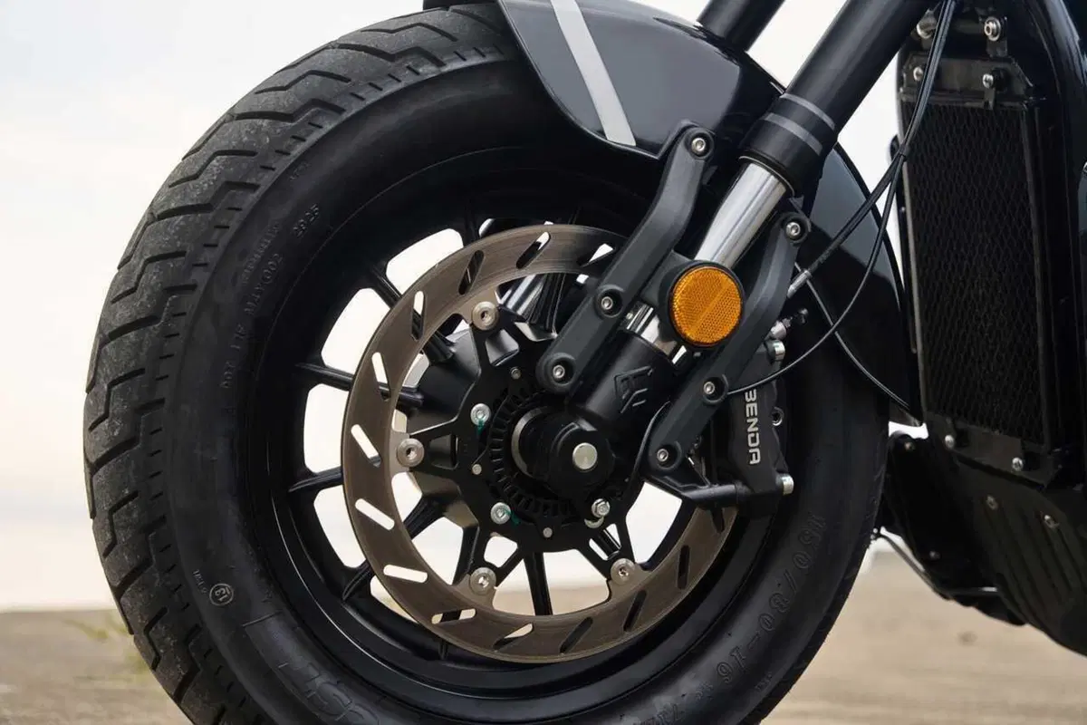 BENDA Rock 707: la cruiser che si abbassa da sola e non ha bisogno della frizione (20)