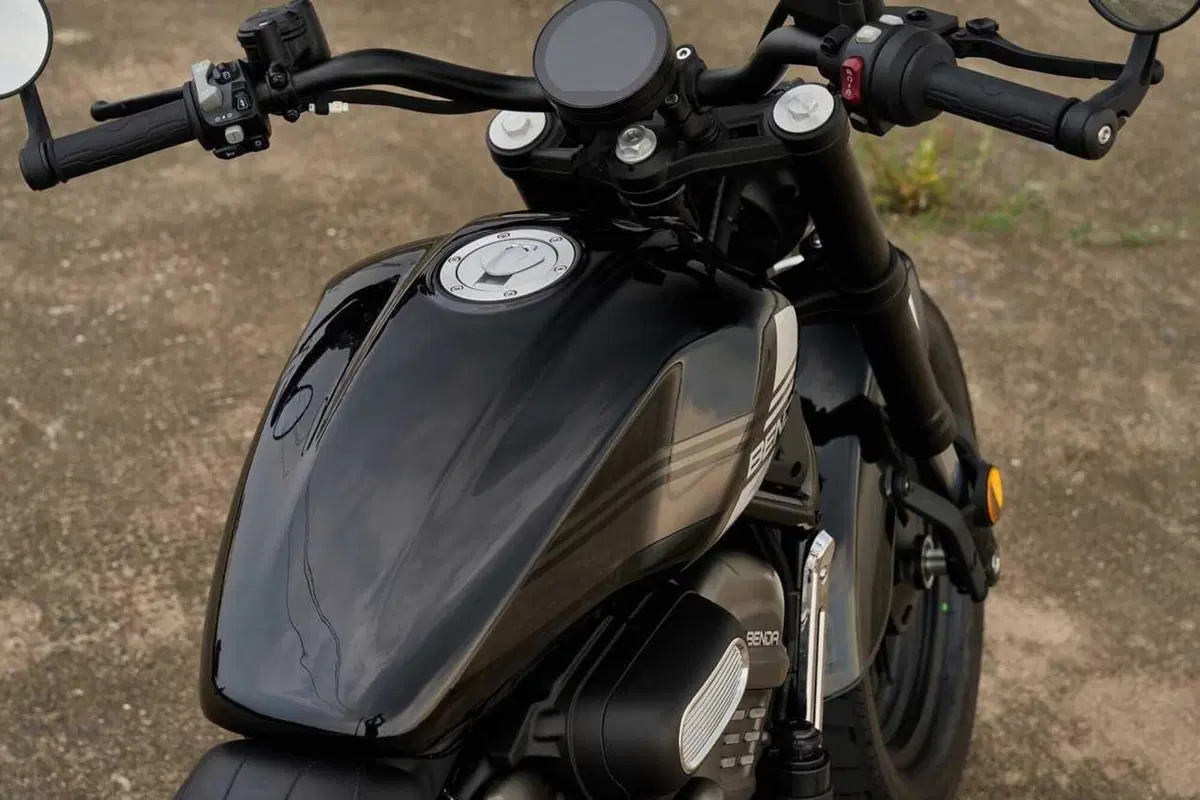 BENDA Rock 707: la cruiser che si abbassa da sola e non ha bisogno della frizione (30)